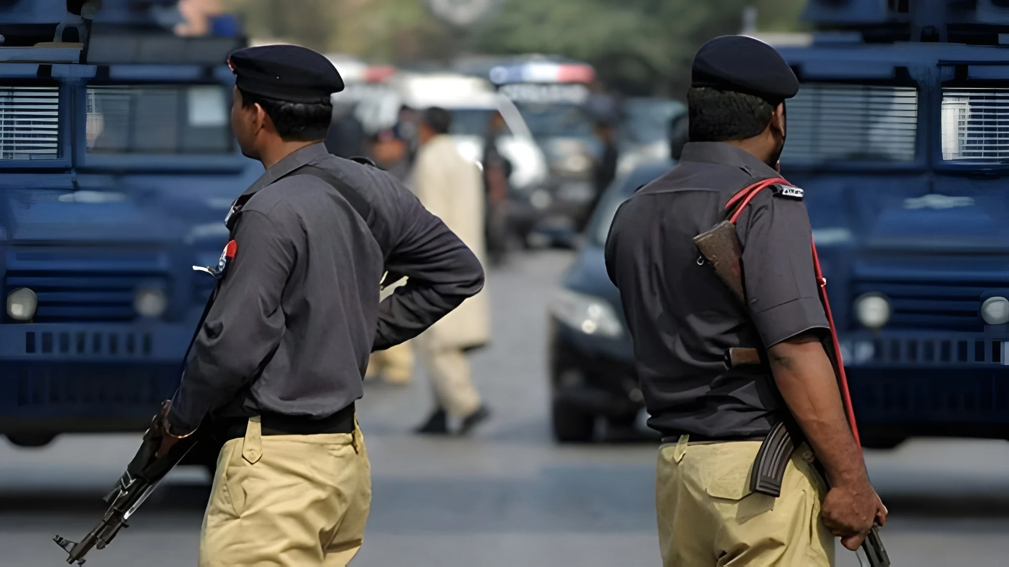 Karachi police kill two suspected robbers in encounter