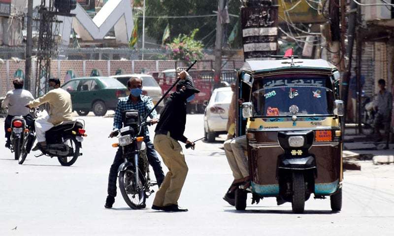 karachi-police-thrash-journalists-covering-sindh-s-lockdown-restrictions