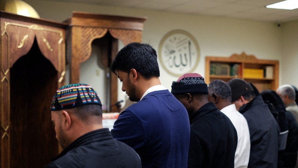 man-harasses-muslims-inside-new-york-mosque-as-islamophobic-crimes-spike-in-us