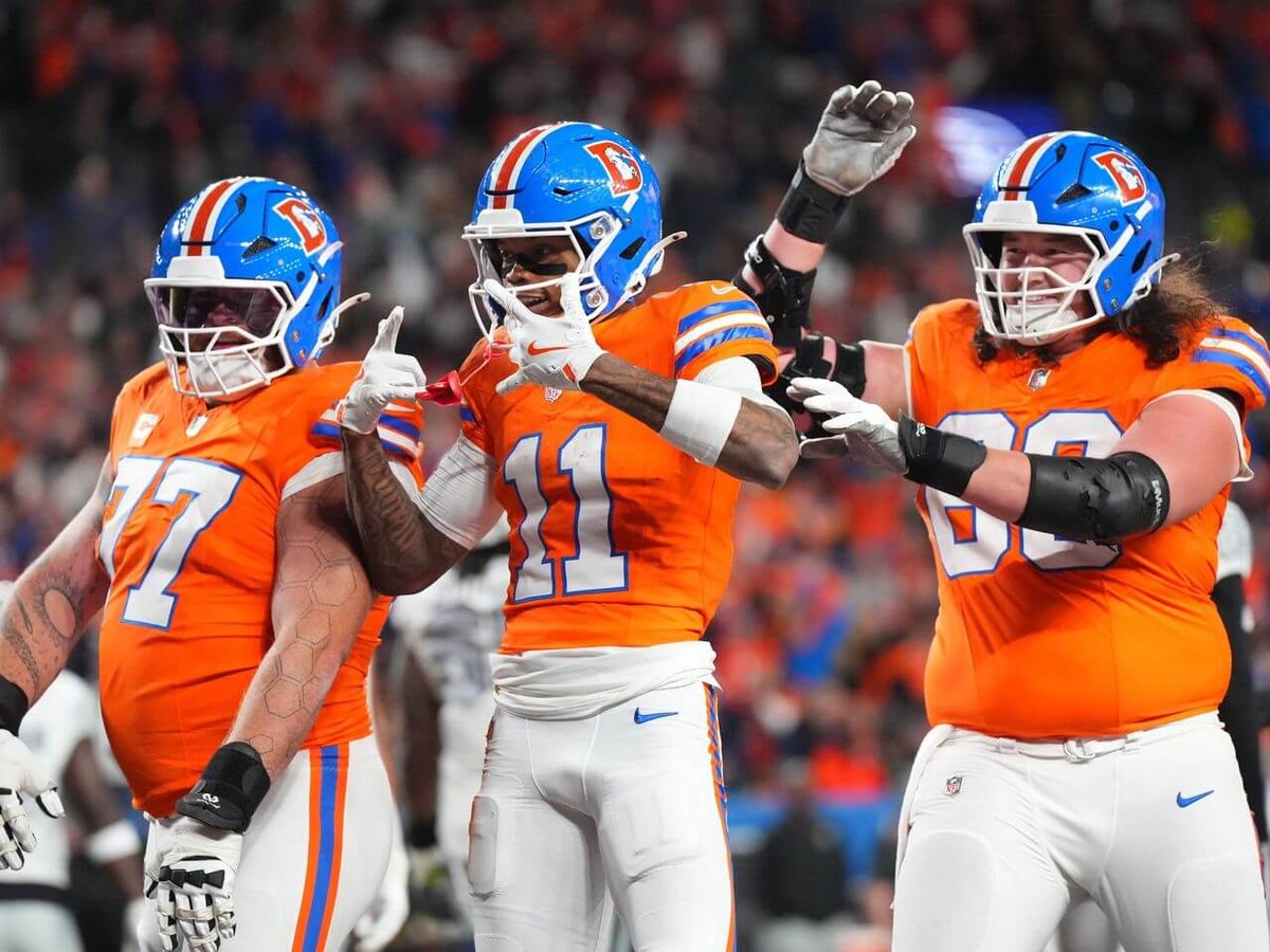 mile-high-misery-broncos-overwhelm-geno-smith-raiders-with-relentless-pass-rush