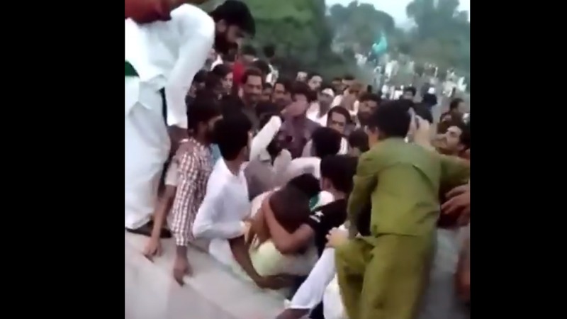 minar-e-pakistan-incident-fir-registered-against-400-men-for-attacking-woman
