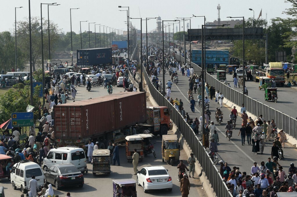 more-blockades-as-exams-cancelled-in-islamabad-punjab-kp-road-links-cut
