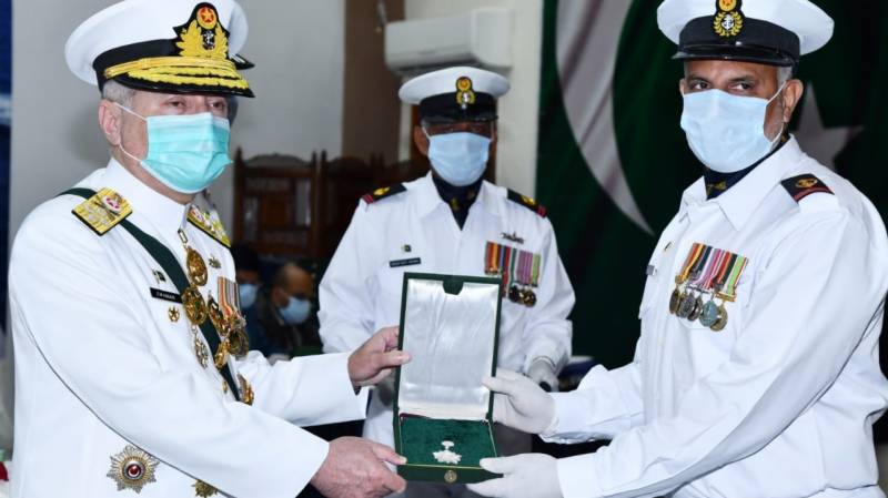 naval-chief-confers-military-awards-upon-pakistan-navy-personnel