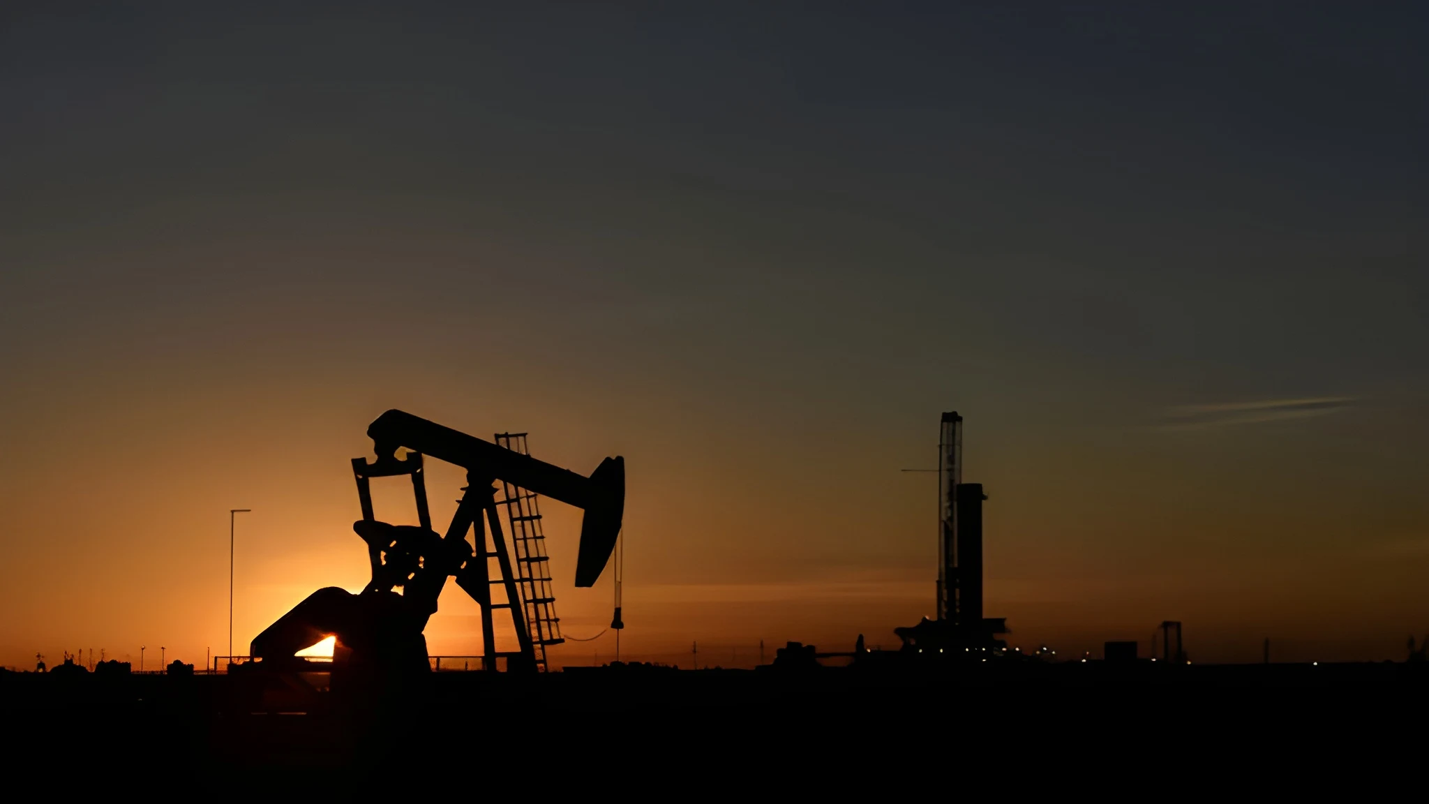 Oil slumps on hopes of Iran deal