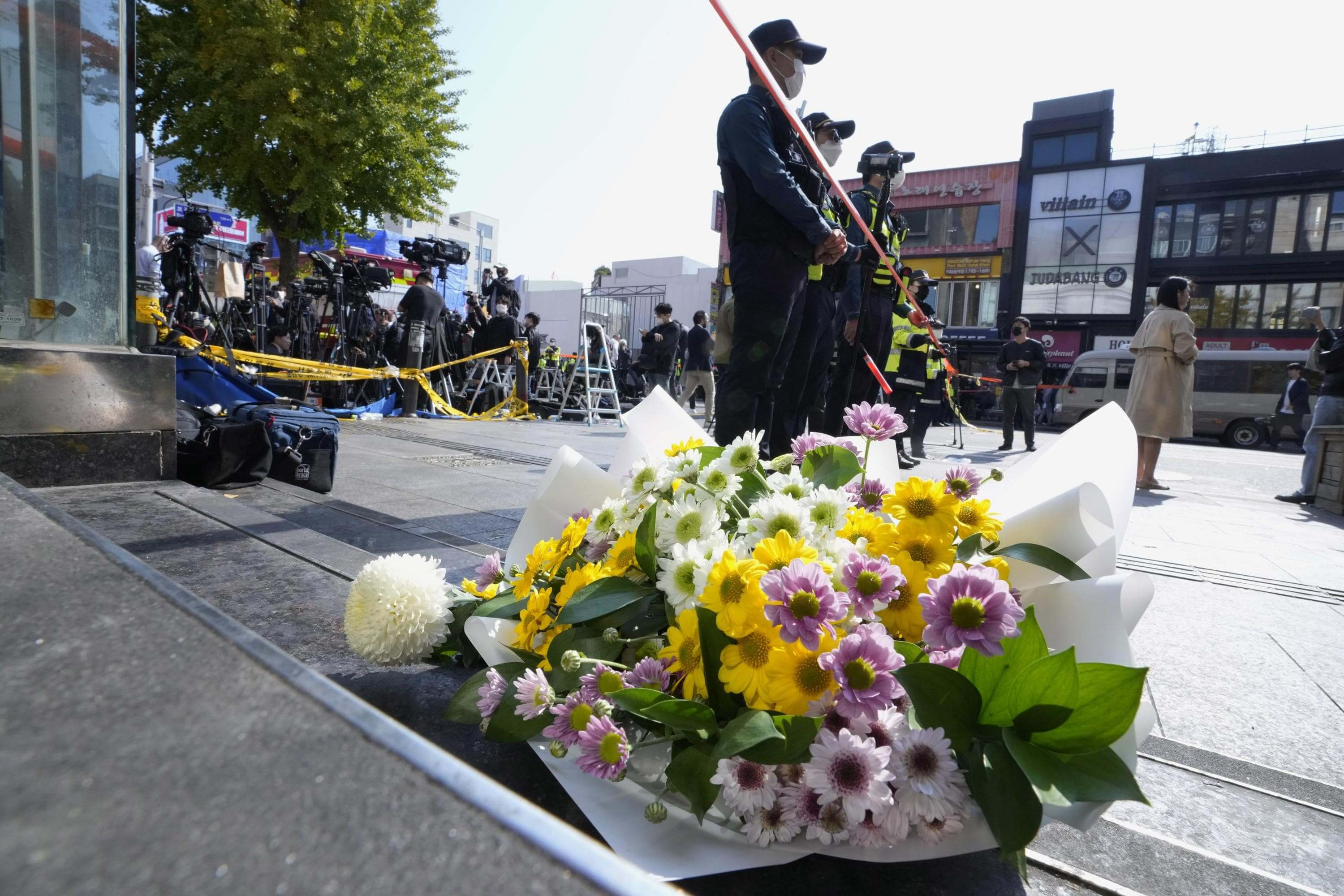 pm-expresses-sadness-after-seoul-stampede-kills-151