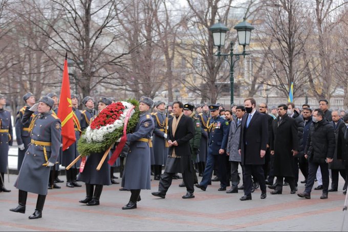 pm-imran-khan-visits-tomb-of-unknown-soldier-in-moscow
