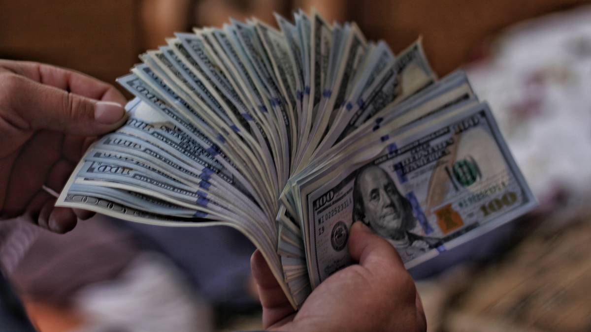 political-uncertainty-pushes-us-dollar-to-rs229