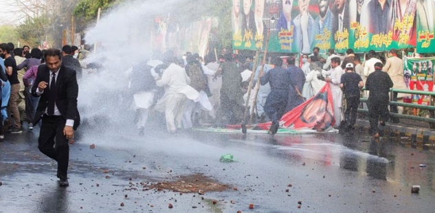 pti-workers-clash-continues-outside-zaman-park