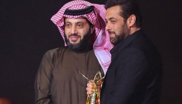 salman-khan-receives-personality-of-the-year-award-in-saudi-arabia
