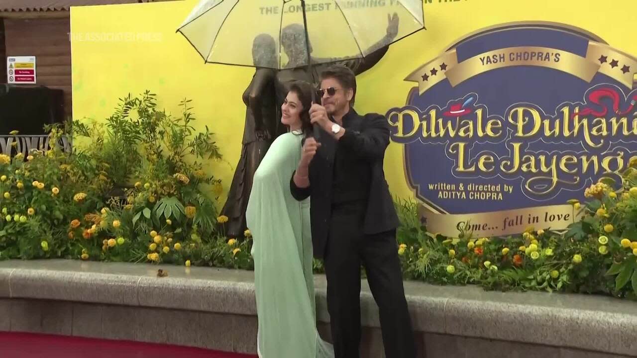 shah-rukh-khan-kajol-unveil-stunning-ddlj-statue-in-london