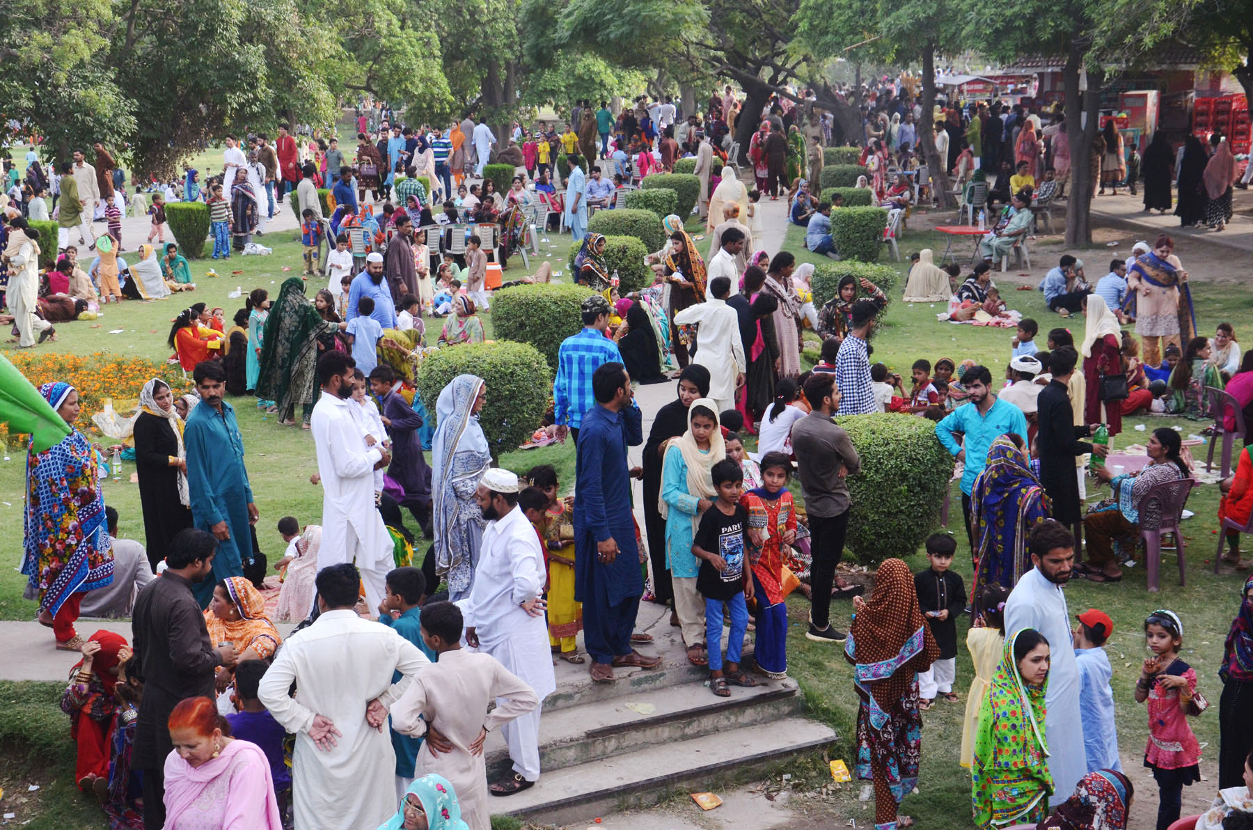 lahoris-throng-parks-zoo-to-savour-holidays