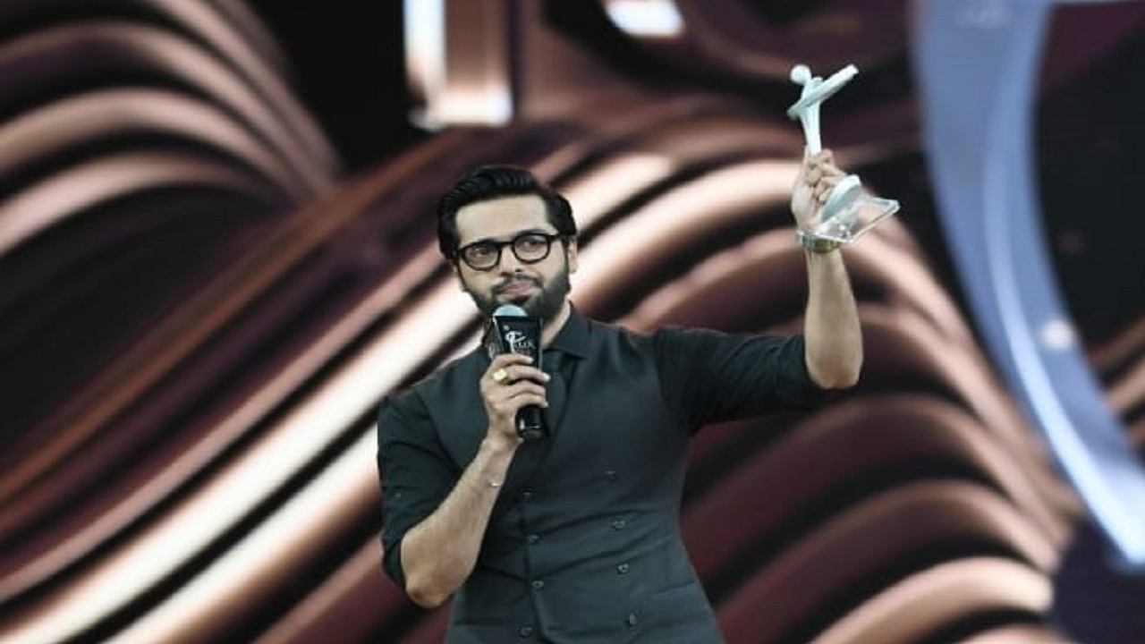 fahad-mustafa-dedicates-his-lux-award