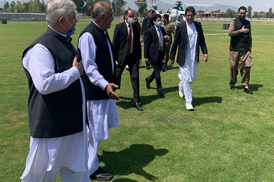 pm-visits-hayatabad-medical-complex-in-peshawar-monitors-coronavirus-situation
