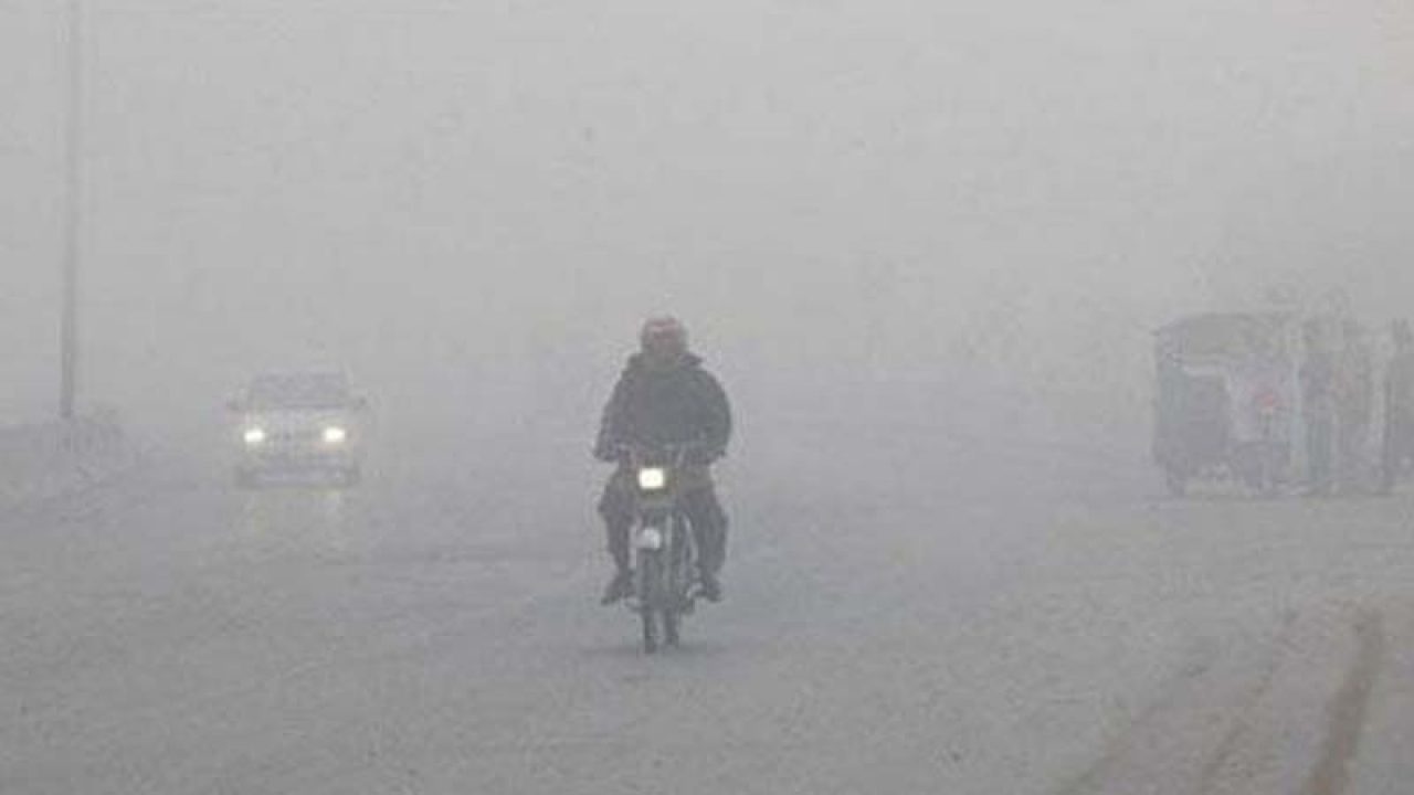 fog-engulfs-plains-of-punjab-sindh-and-kp-causes-poor-visibility