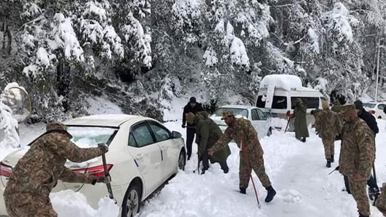 army-personnel-assist-relief-activities-in-snowstorm-hit-murree-galiyat