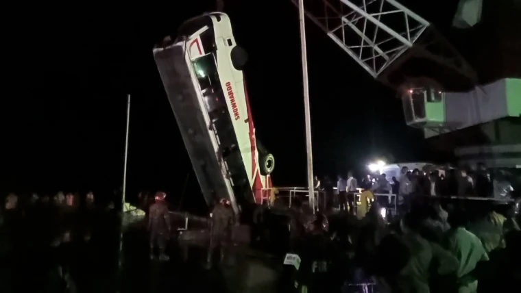 bus-plunges-into-river-while-boarding-ferry-in-bangladesh-leaving-24-dead