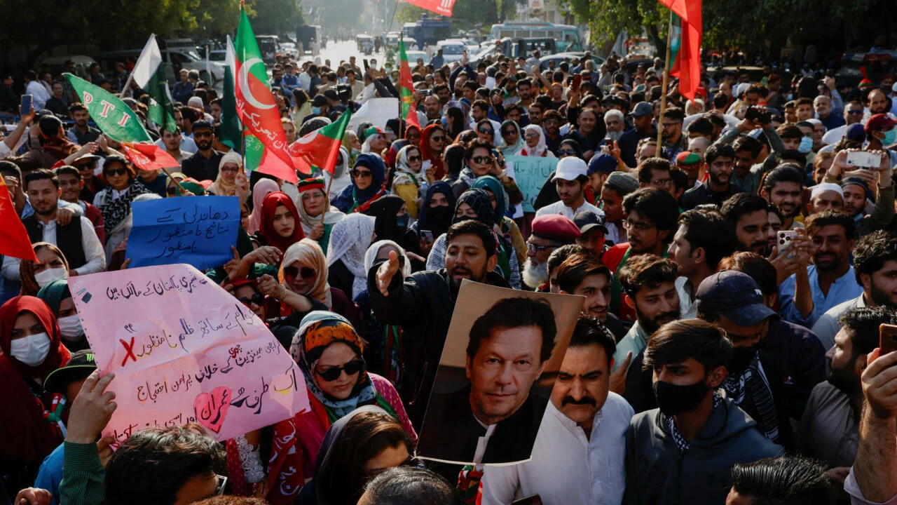 case-filed-against-100-pakistan-tehreekeinsaf-workers-after-red-zone-protest-in-karachi