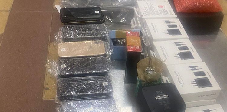 customs-seizes-65-smuggled-cellphones-at-karachi-airport