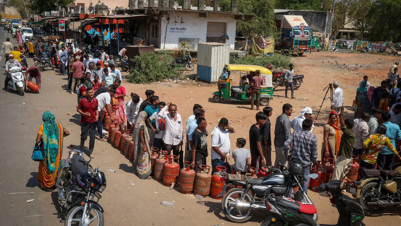 gas-shortages-force-indias-poor-to-return-to-wood-and-coal