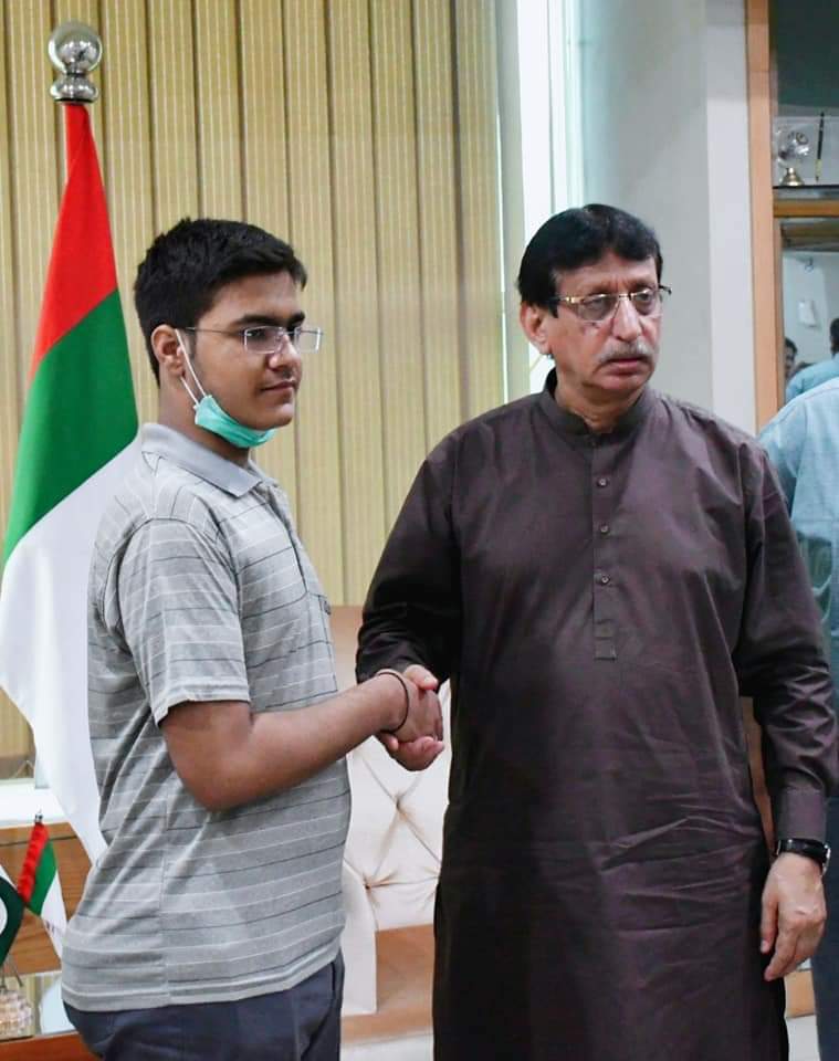it-minister-meets-karachi-student-who-developed-whatsapp-like-app