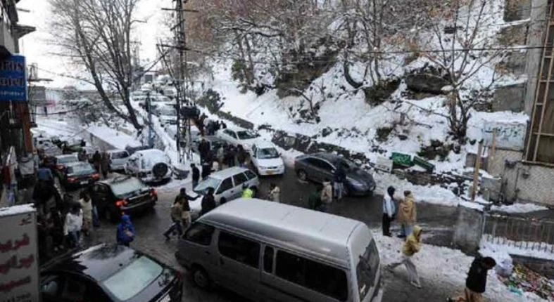 murree-entry-routes-reopened-for-tourists-after-snowfall-safety-measures