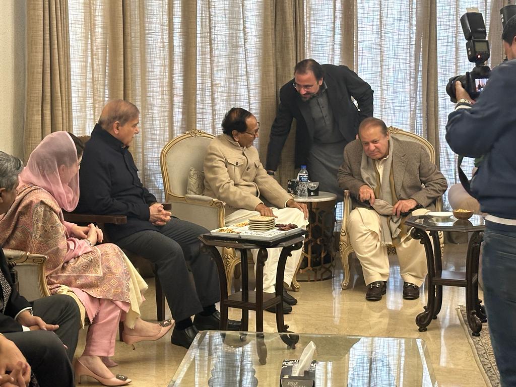 nawaz-sharif-meets-shujaat-hussain-after-15-years