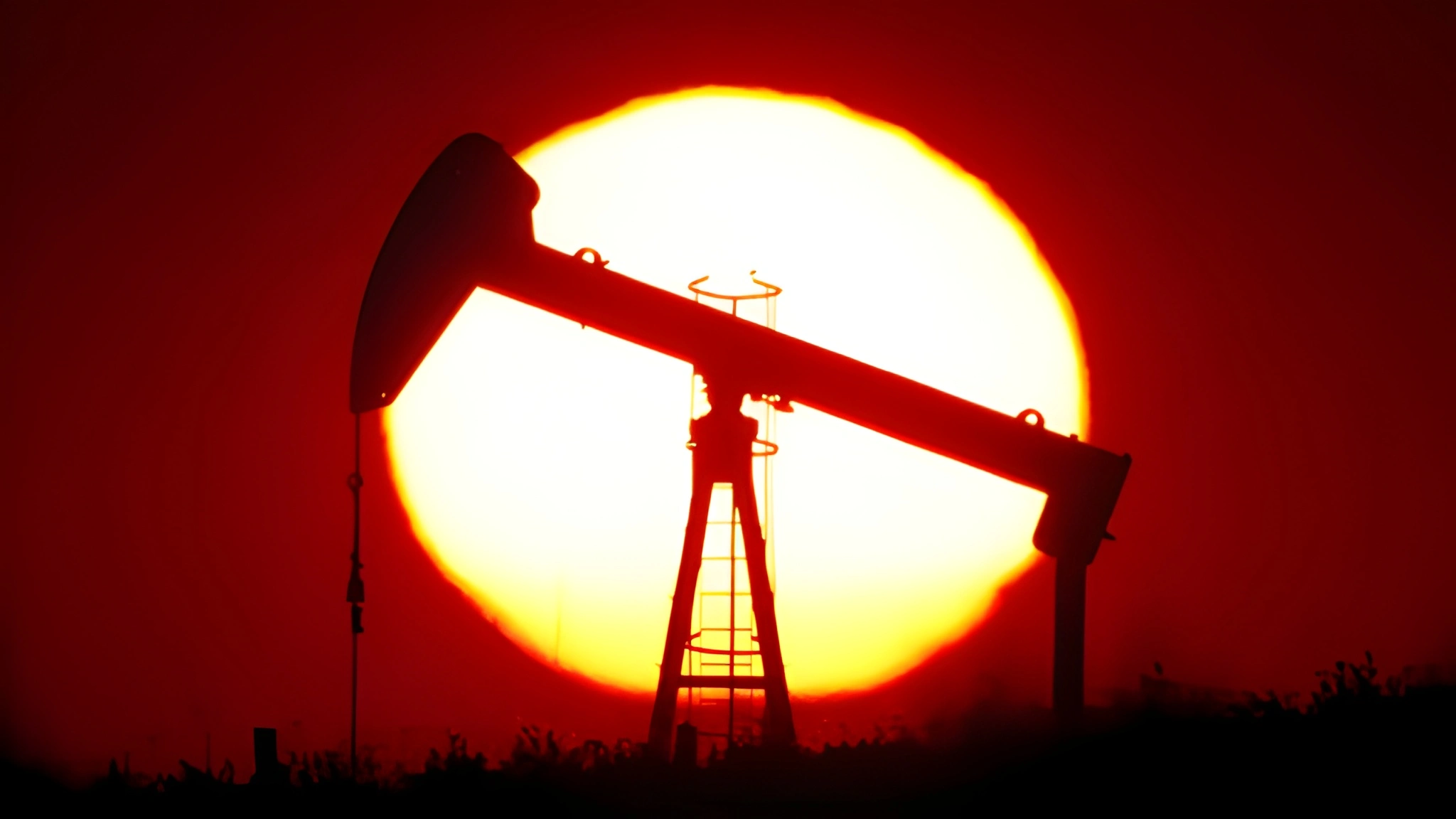 oil-rises-as-risks-of-prolonged-mideast-conflict-fan-supply-worries