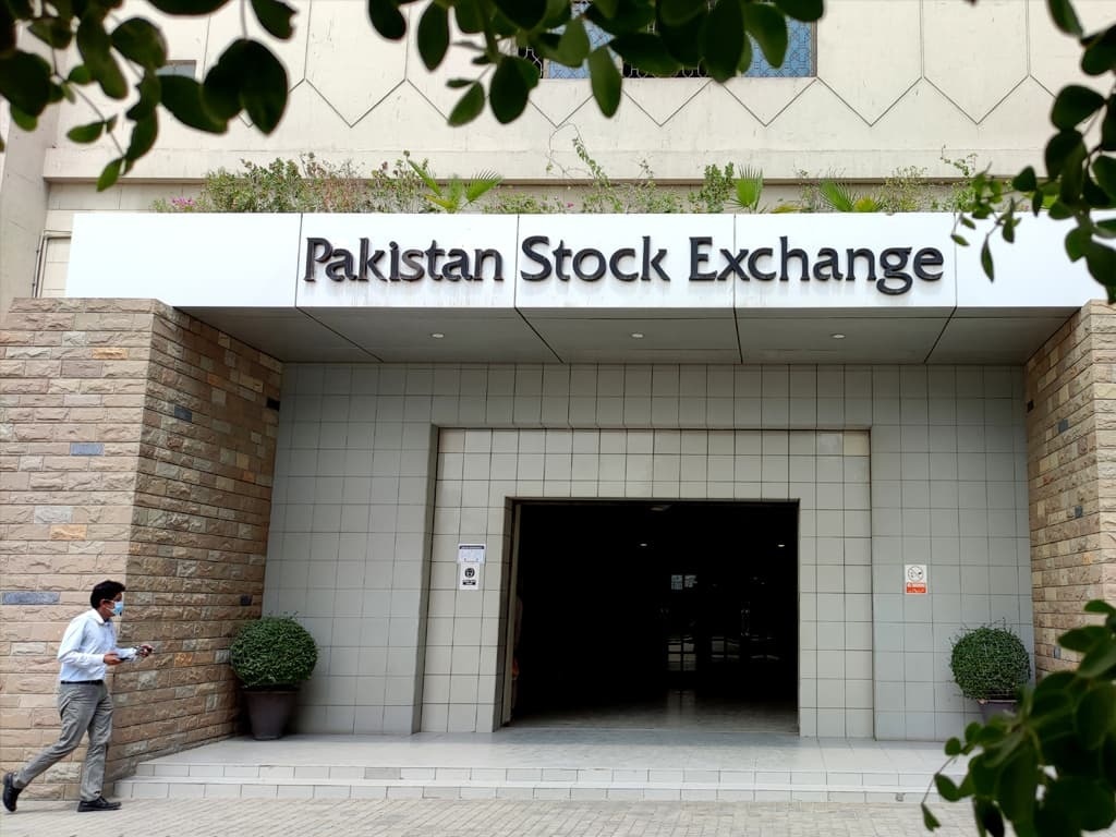 pakistan-stocks-in-turmoil-amid-continued-political-uncertainty
