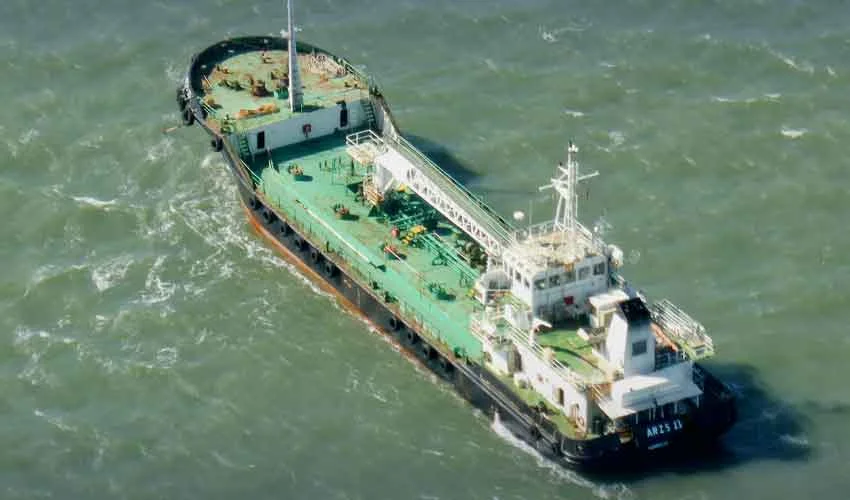 pirates-hijack-oil-tanker-off-somalia-11-pakistanis-taken-hostage