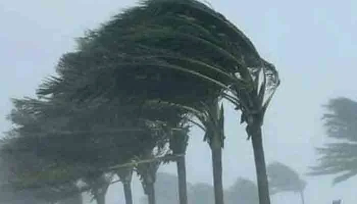 powerful-windstorm-hits-karachi-leaving-11-dead-and-dozens-injured