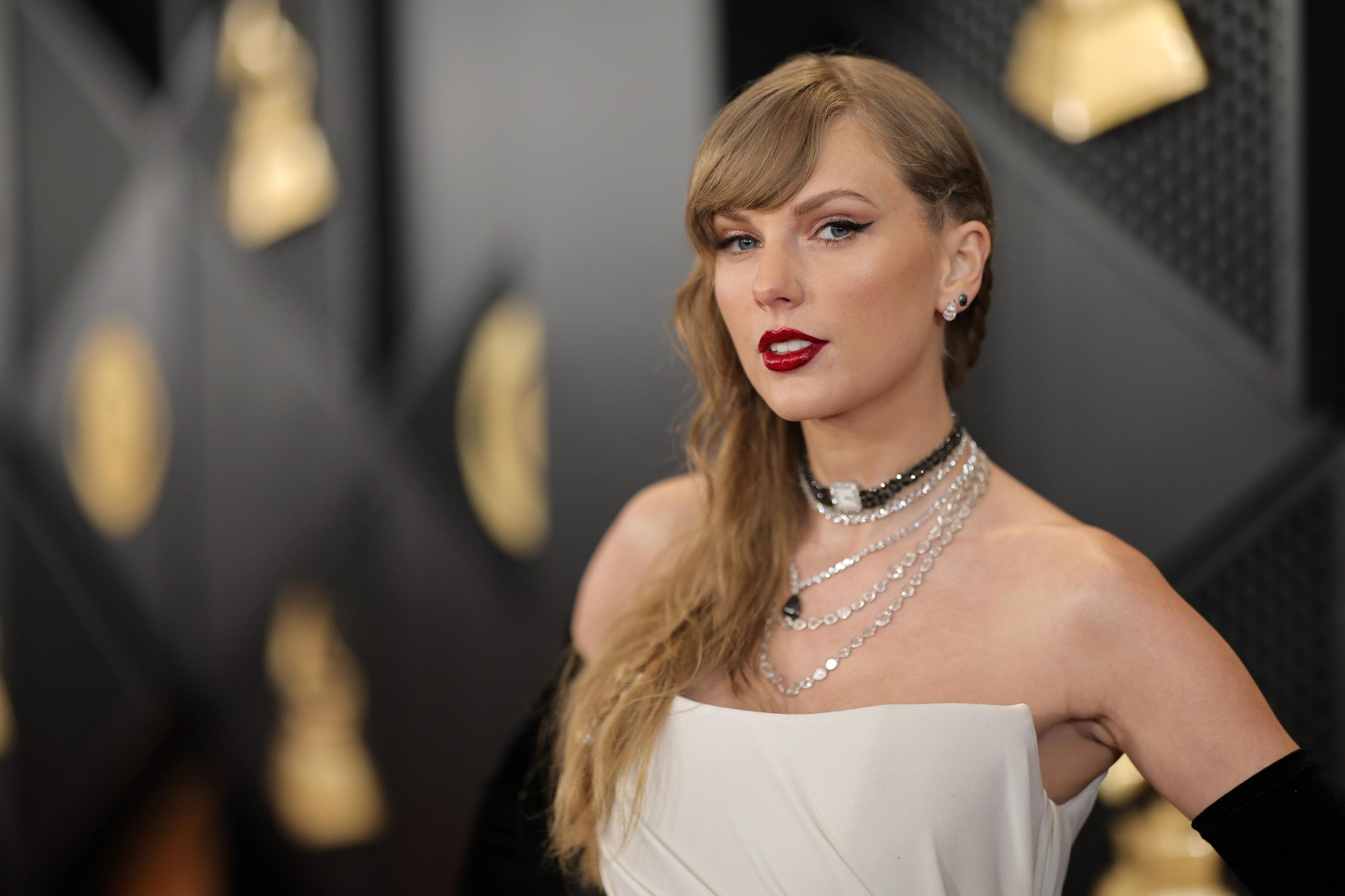 the-era-of-pretending-is-over-taylor-owns-her-spotlight