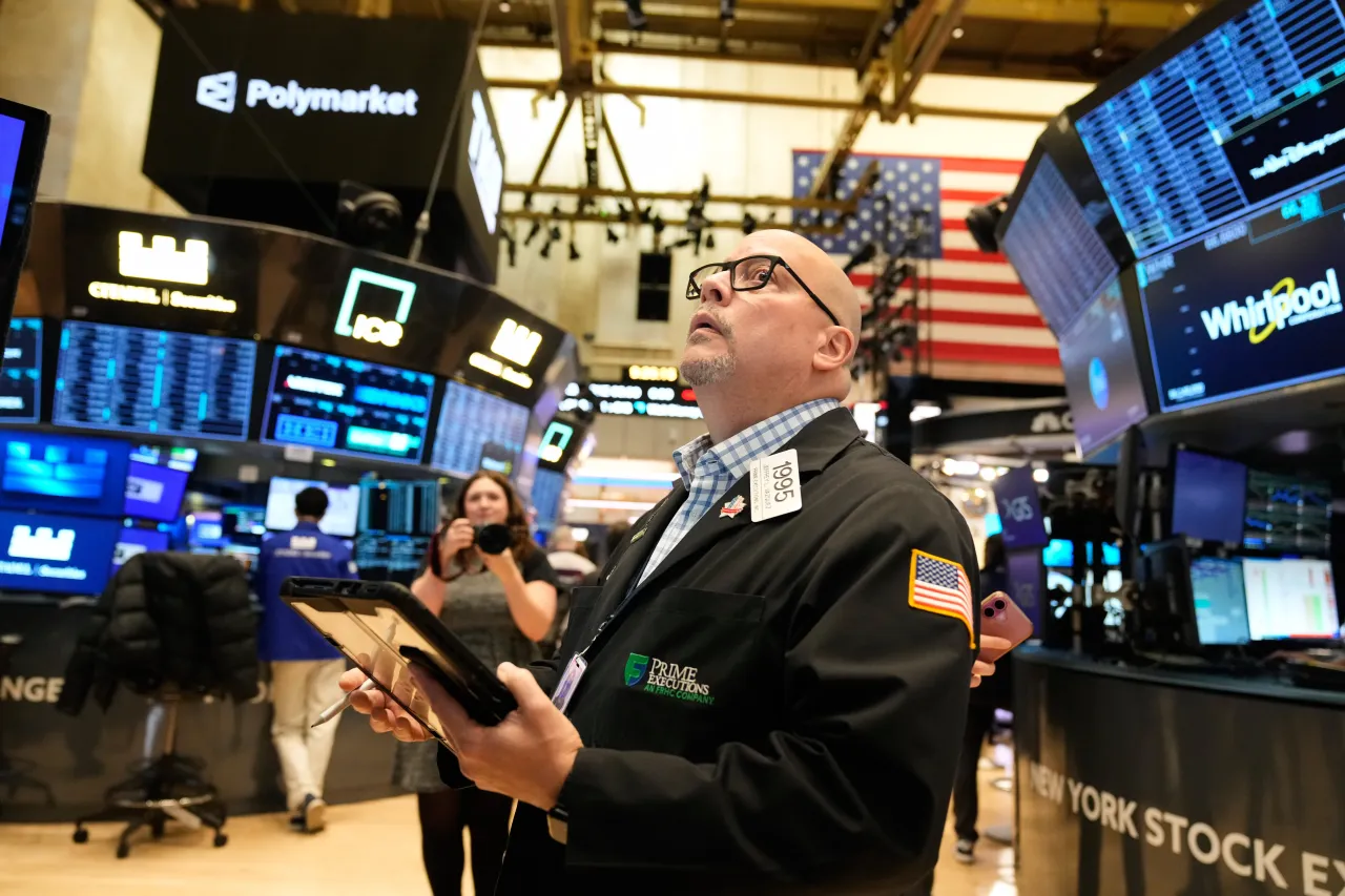 wall-street-closes-higher-as-investors-flock-back-to-ai-stocks