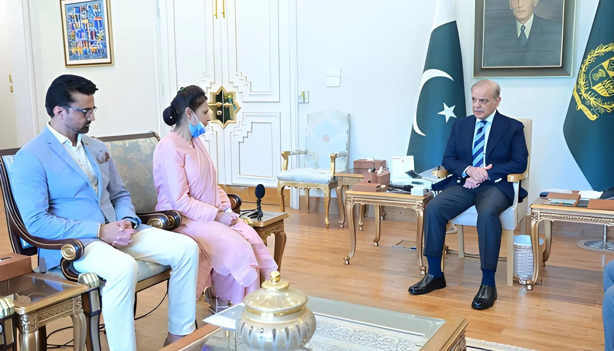 پمز-آتشزدگی-میں-نومولود-کو-بچانے-والی-نرس-سے-وزیراعظم-کی-ملاقات
