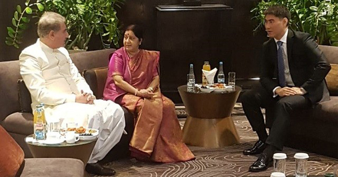 qureshi-swaraj-hold-informal-meeting
