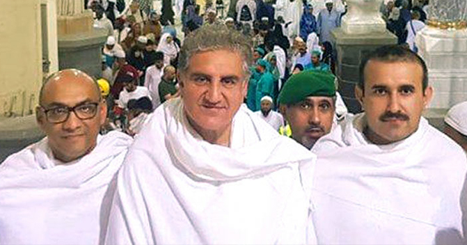 fm-qureshi-performs-umrah-prays-for-country