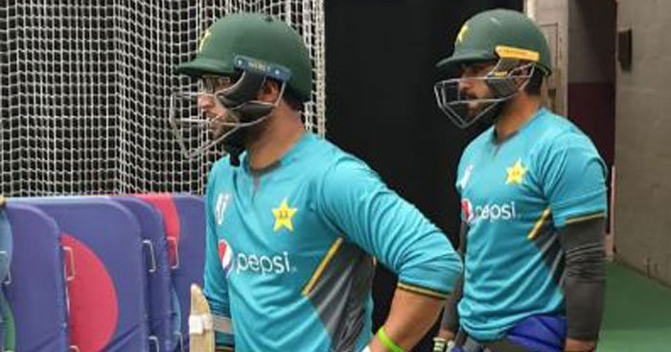 pakistan-players-train-indoors-due-to-rain