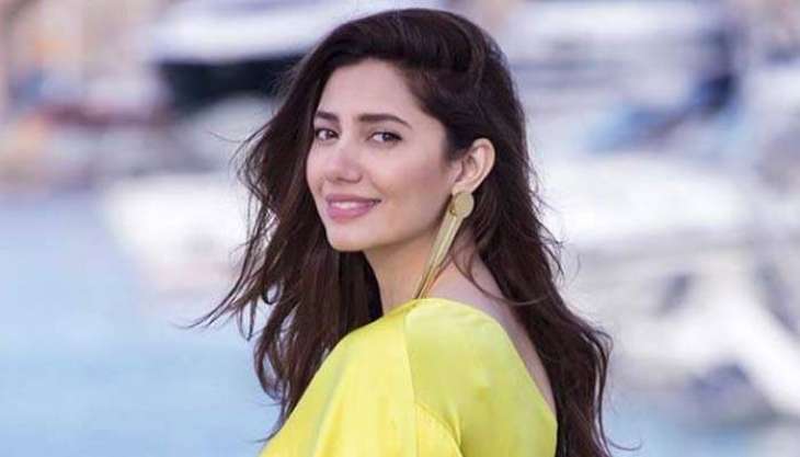 mahira-khan-congratulates-mansha-jibran-over-engagement