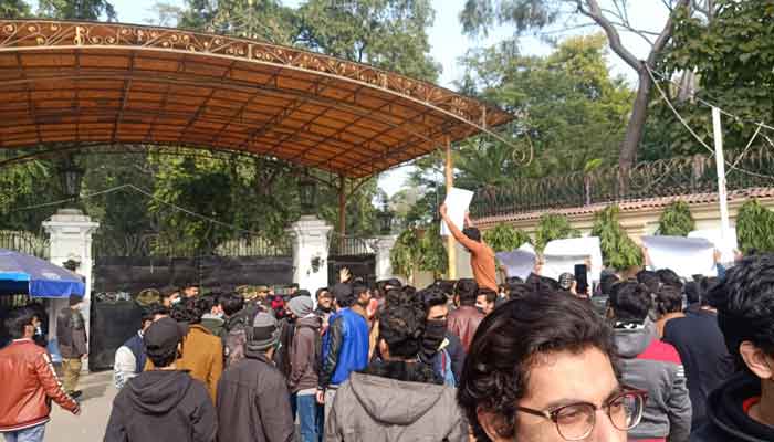 lahore-students-demand-online-exam-fee-discount-in-protest-outside-governor-house